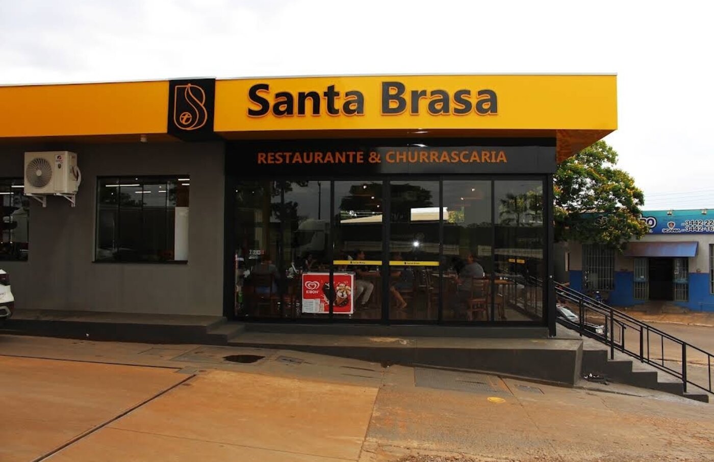 Fachada da Churrascaria Santa Brasa em Ivinhema com letreiro amarelo Restaurante & Churrascaria