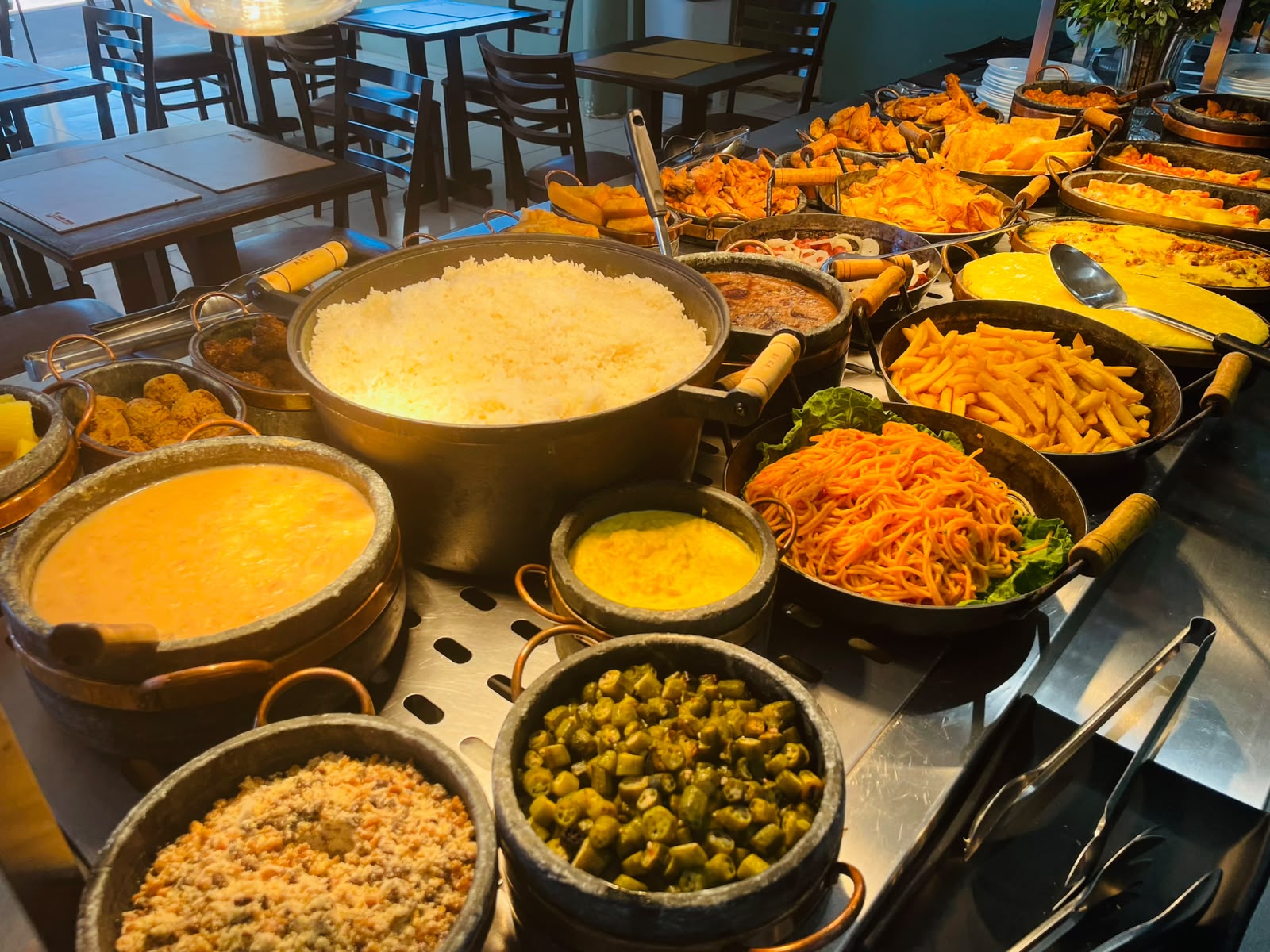 Panelas de arroz, purê, macarrão, batata frita e quiabo no buffet