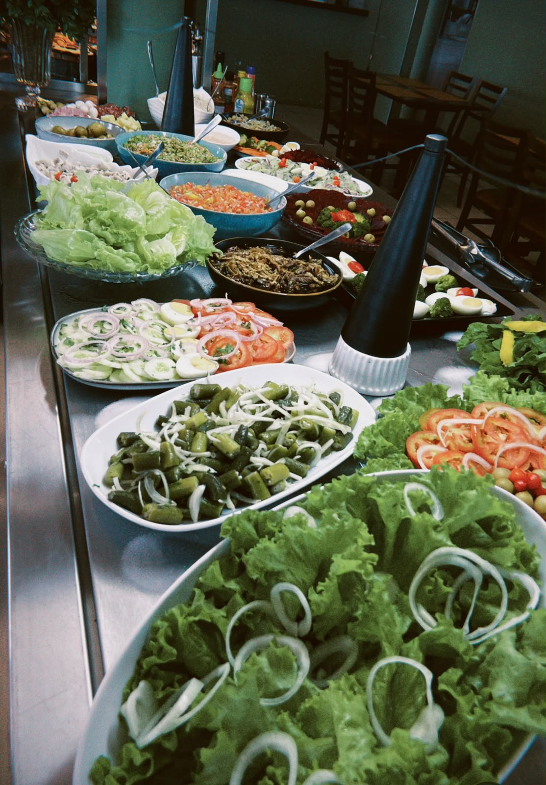Buffet de saladas variadas com vagem, alface, tomate e conservas