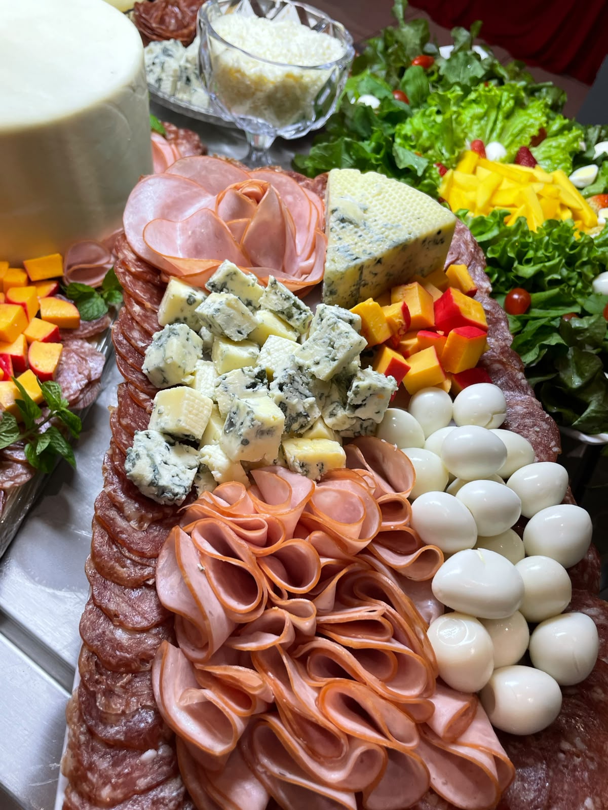 Tábua de frios com salame, presunto, mortadela, queijos e ovos de codorna